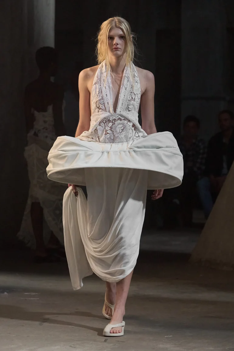 Look de pe podiumul prezentării Studio Constance primăvară/vară 2027