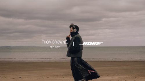 Thom Browne și Bose lansează o ediție limitată QuietComfort Ultra: sunet de top îmbrăcat în dungile legendare ale casei de modă
