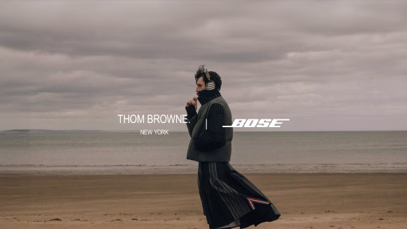 Thom Browne și Bose lansează o ediție limitată QuietComfort Ultra: sunet de top îmbrăcat în dungile legendare ale casei de modă