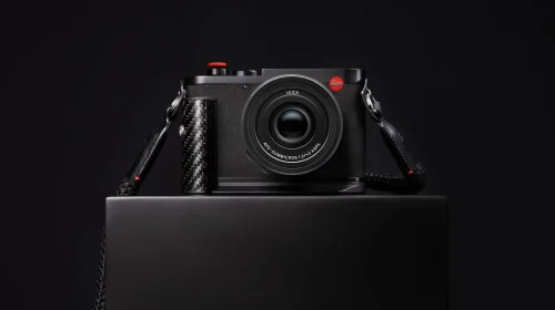 Leica și Formula 1 au creat un aparat foto compact de lux dedicat pasionaților de motorsport