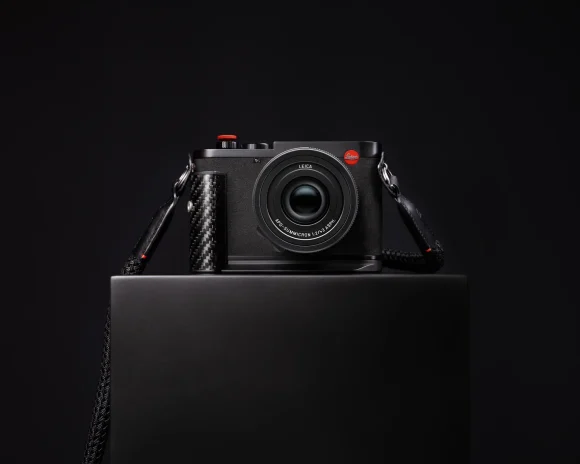 Leica și Formula 1 au creat un aparat foto compact de lux dedicat pasionaților de motorsport